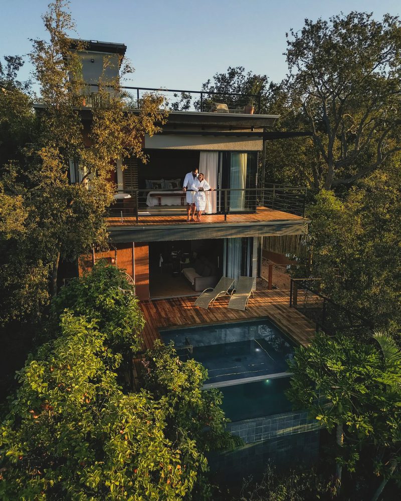 Bangalô Infinito visto do alto, com a piscina e o deck suspenso entre as árvores